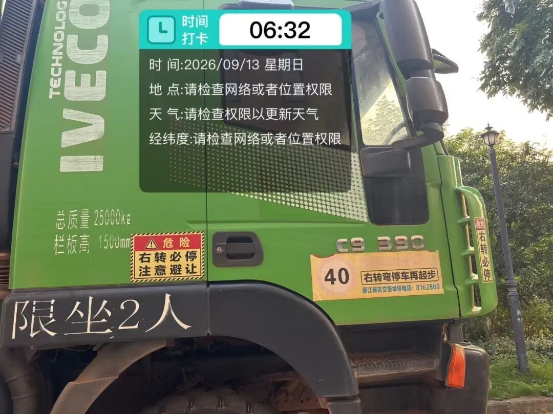 △“右转必停”的标语清晰可见。