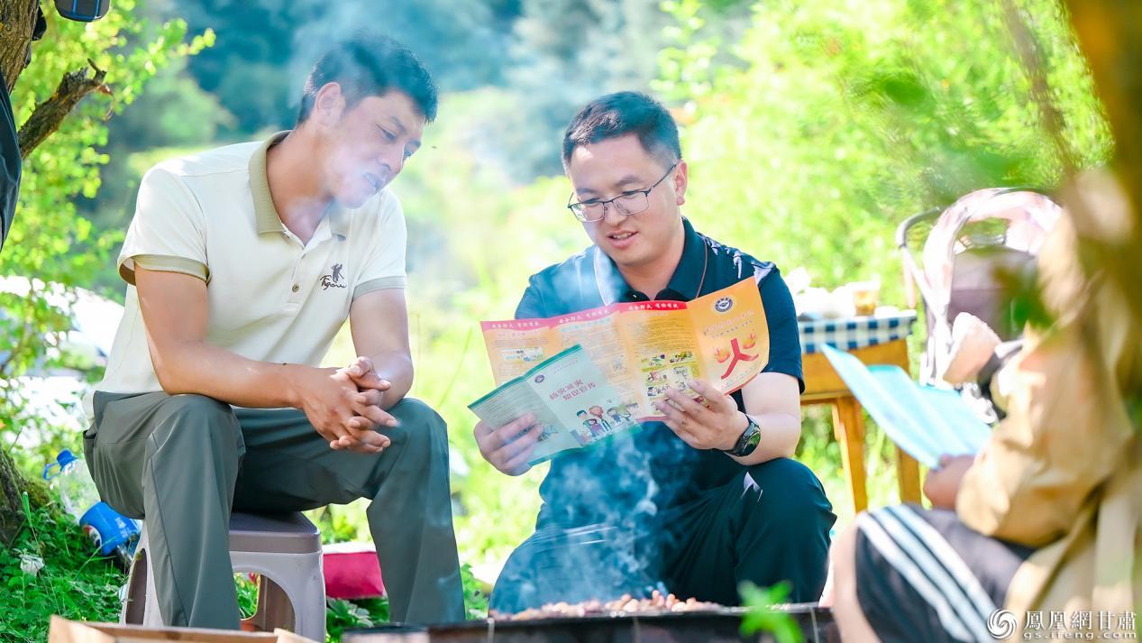每次巡林遇到游人，黄建荣（右）都会向他们宣讲林区防火、山沟避险知识。李德宇　摄