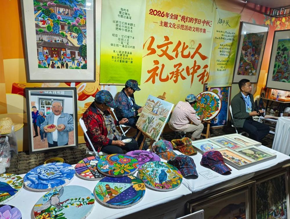 在诸城市超然台文明市集,蔡家沟村的农民画家在创作油画。新华社发