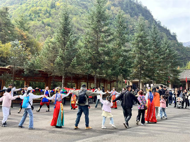 陇南宕昌官鹅沟推出行进式山水实景演绎《山水为证·爱在官鹅》