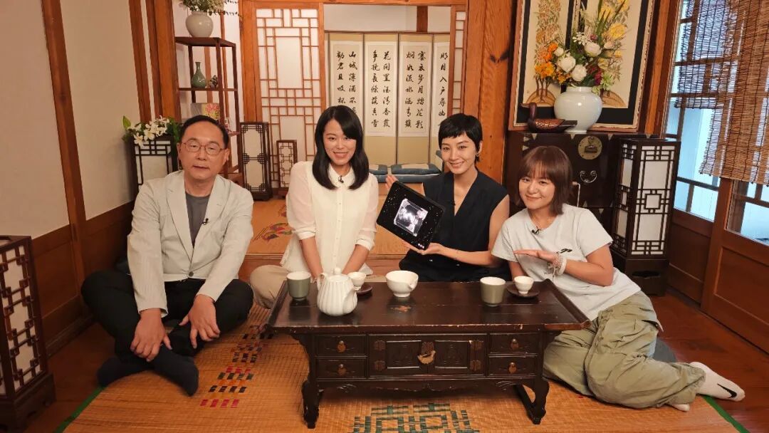 碳基的放松时刻(睡眠篇拍摄 韩国首尔)从左至右:戴昭宇、陈欣湄、田川、思文