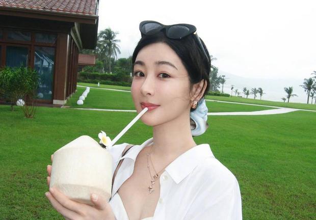 杨紫白衬衫造型松弛清爽 手捧椰子享受假日时光