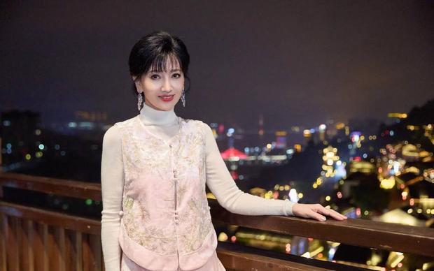 赵雅芝新中式造型亮相 一颦一笑自带温婉魅力