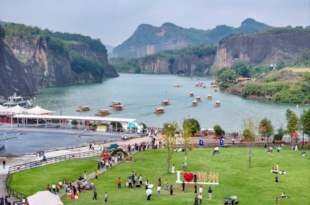 国庆假期,郴州飞天山国家地质公园游人如织。图/黄建华