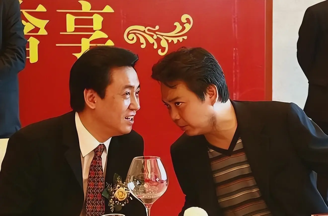 张松桥和许家印,图片来源网络