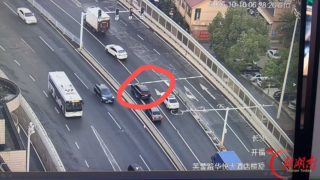 隔夜酒惹祸!司机路口等红灯酣睡,遇交警企图驾车逃离