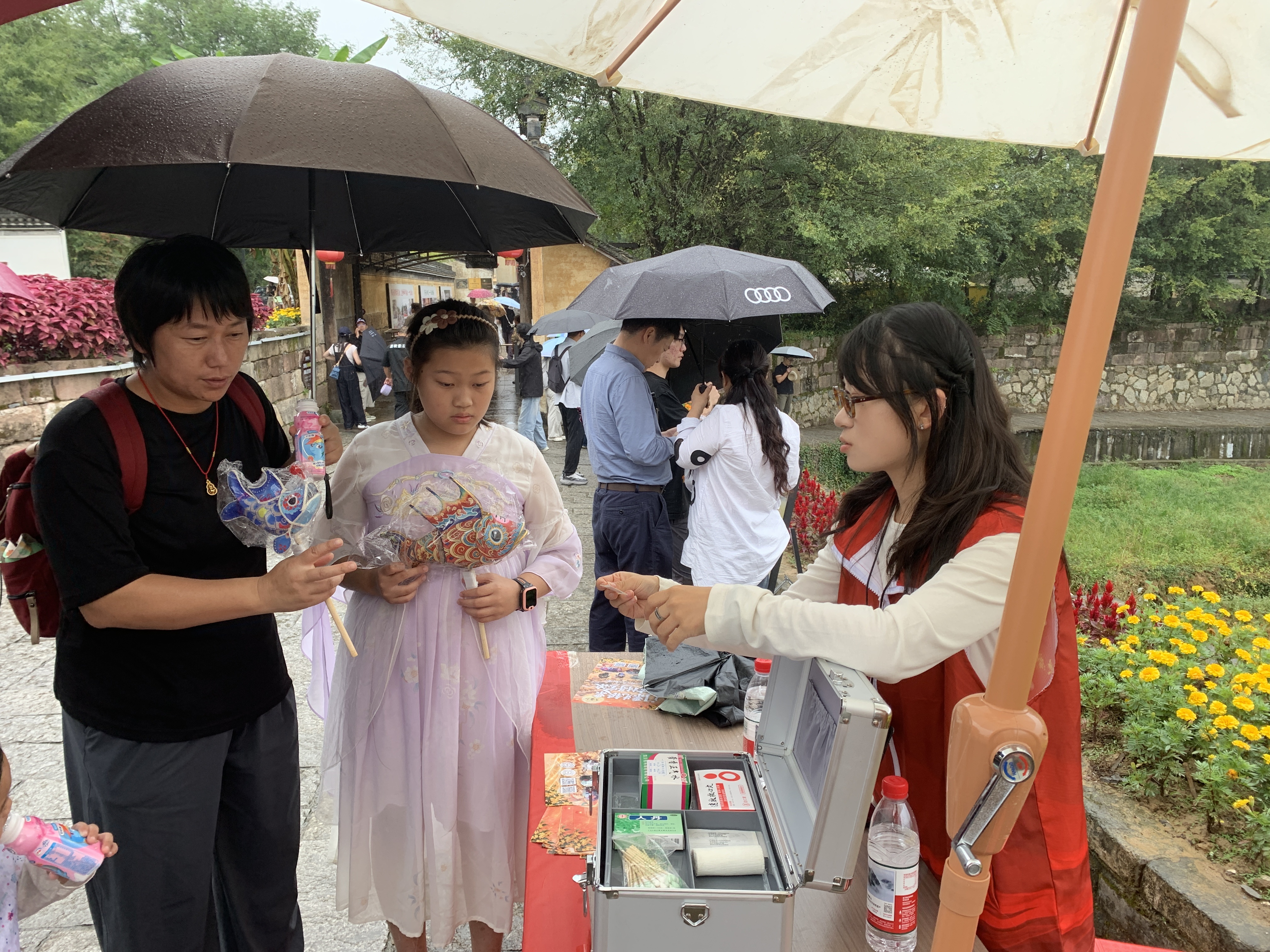 游客在呈坎景区志愿服务台咨询