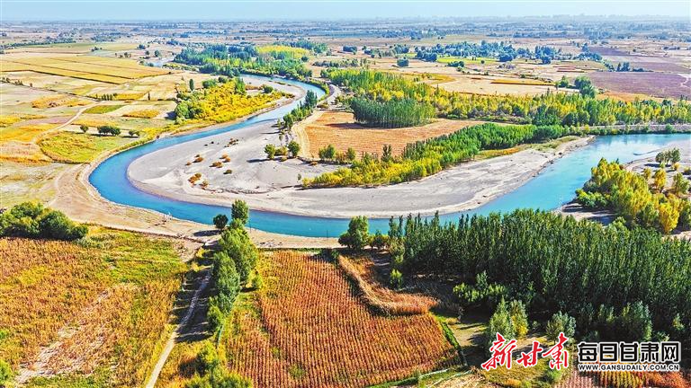 金秋时节，张掖市甘州区黑河两岸风光如画。新甘肃&middot;甘肃日报通讯员　成林