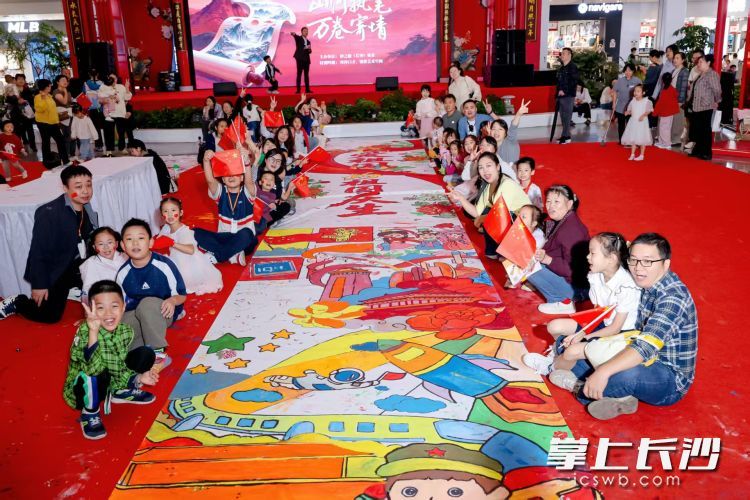 砂之船(长沙)奥莱邀市民共创巨型家国长卷,传递正向家国情怀。