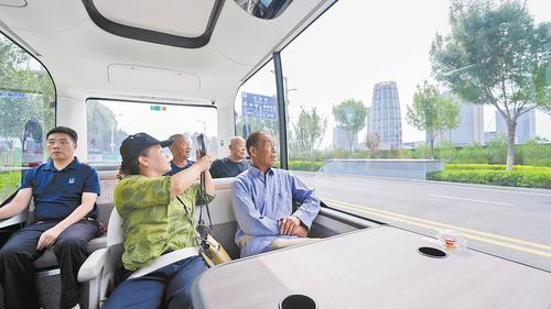 近日，雄安新区启动区，乘客乘坐纯电动自动驾驶观光巴士欣赏城市景观。本报记者 李畅摄