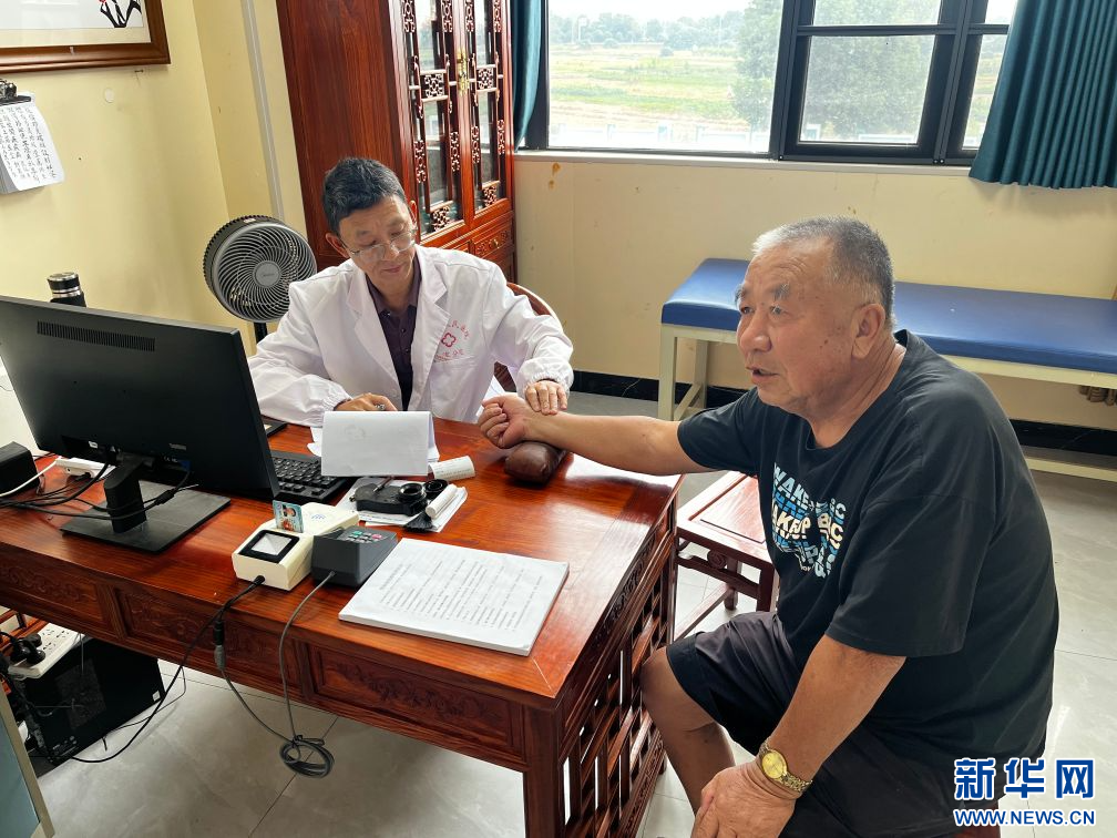 在永修县总医院虬津镇分院,患者在接受中医诊疗。新华网发 张政 摄