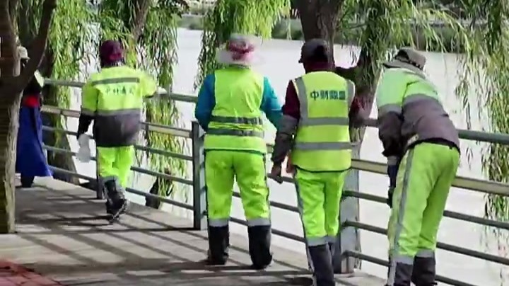 【甘快看】追光的人丨以坚守扮靓佳节　用汗水守护市容