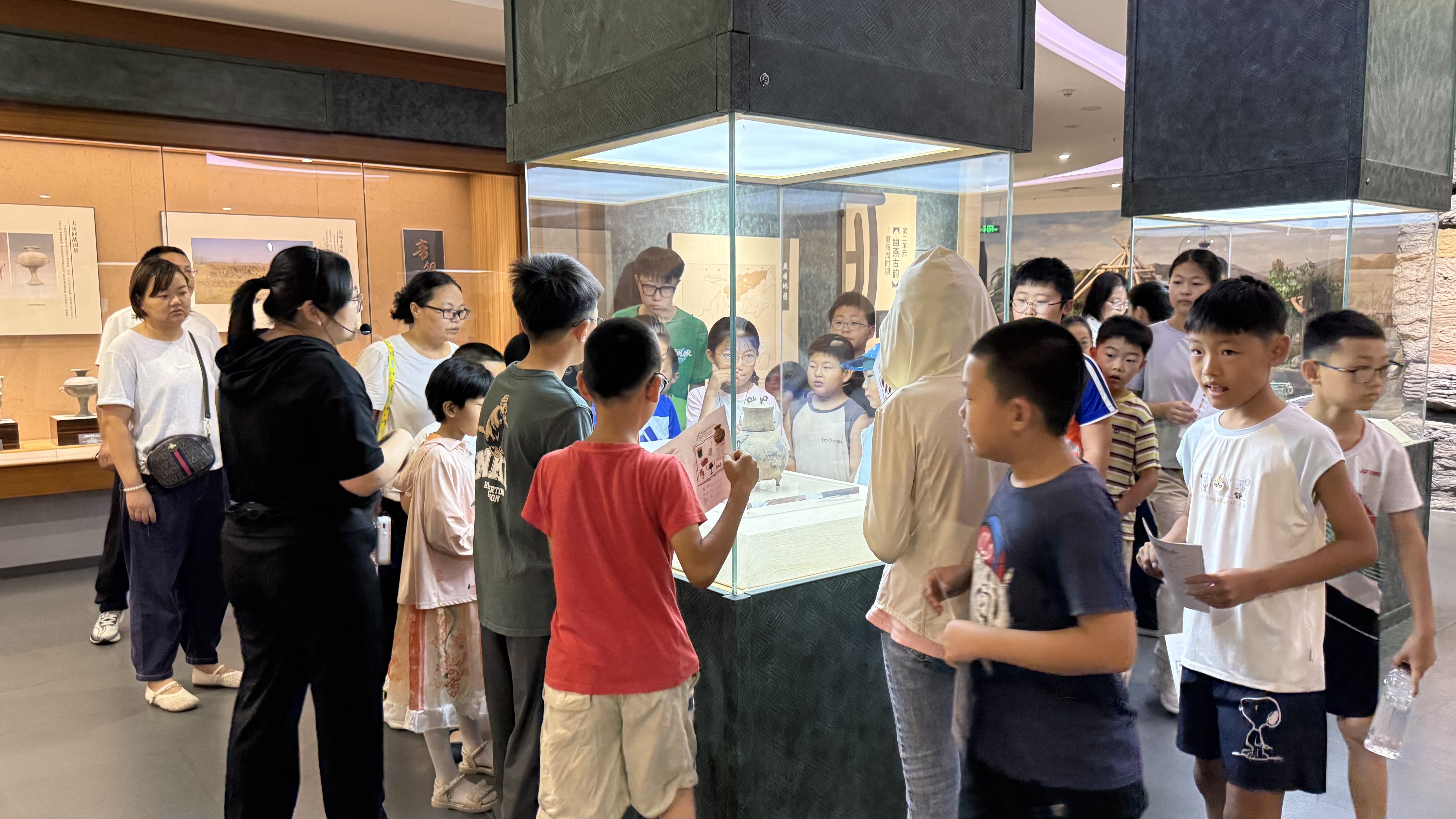 国庆期间,孩子们在三河市博物馆参观历史文物展,感受本土文化底蕴。史艳辉摄