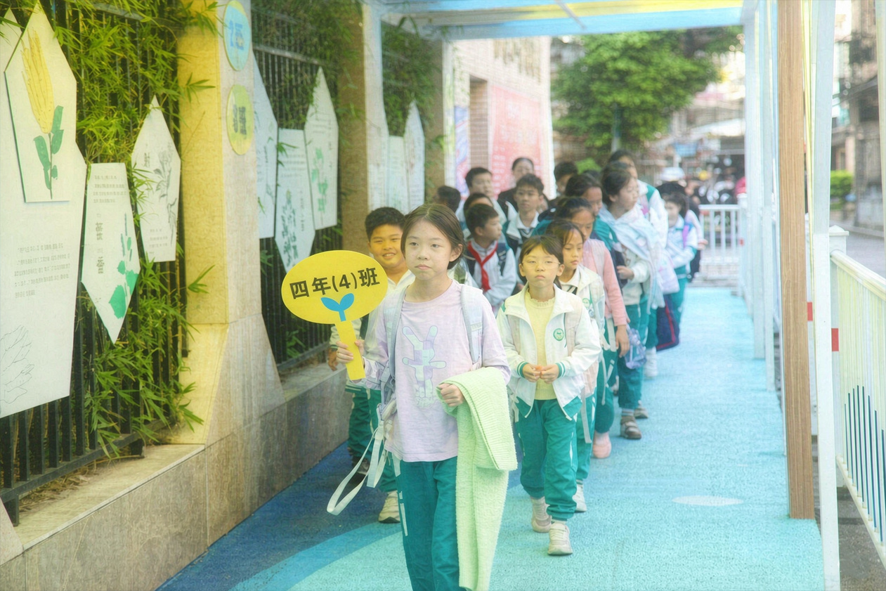 图：放学通行“最美上学路”的同学们