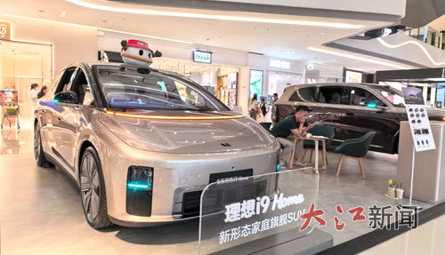 南昌某商场内展示的理想汽车。