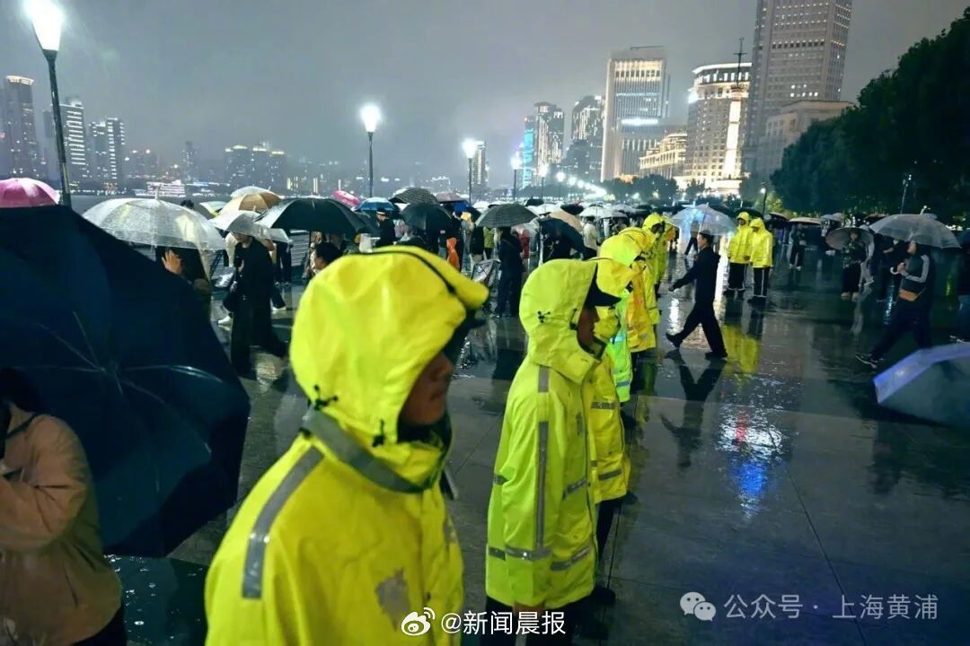 上海外滩“人墙标兵线”就位