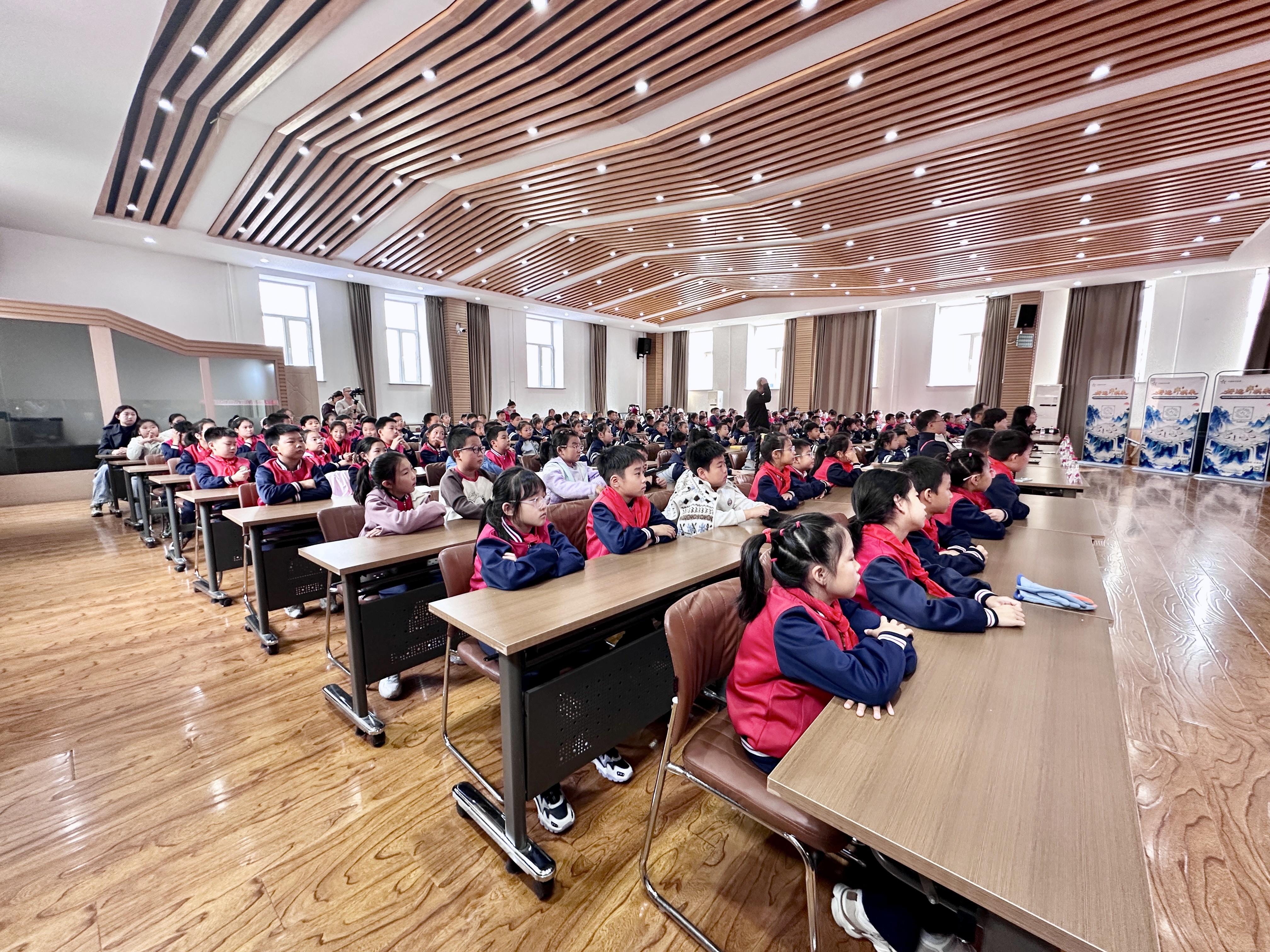 【棋王争霸赛】以棋育人:“快乐操场”象棋公益活动走进哈尔滨团结小学校