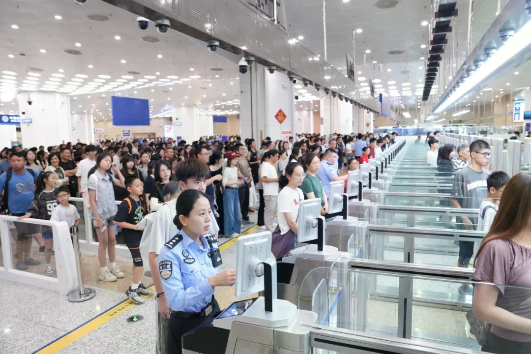 单日客流量达79万人次 珠海口岸国庆假期迎跨境出行高峰