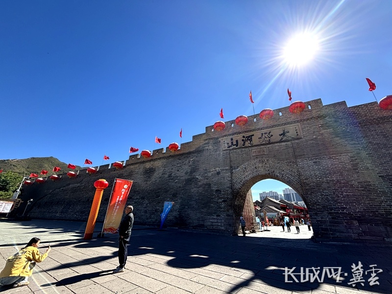 游客在大境门下打卡拍照。长城网·冀云客户端记者 何丹丹 摄