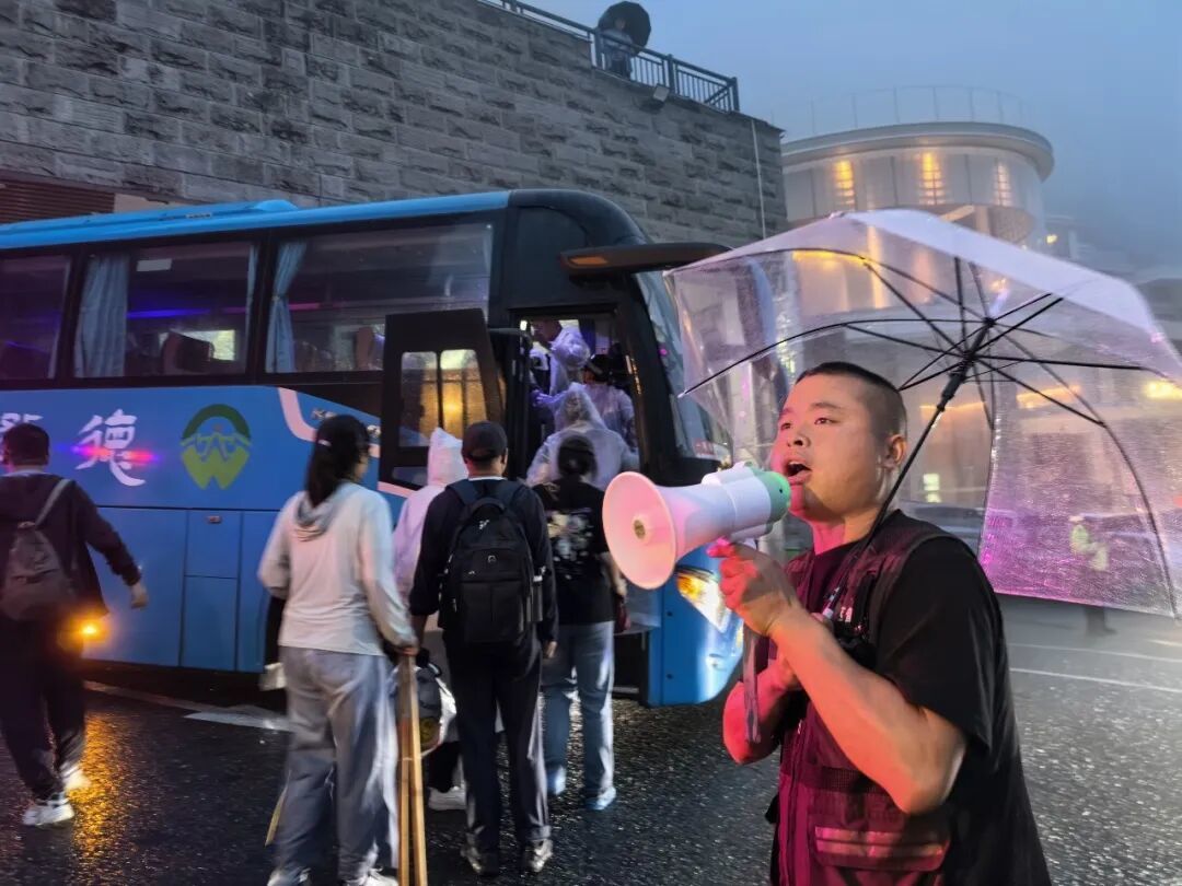 工作人员引导游客有序上车