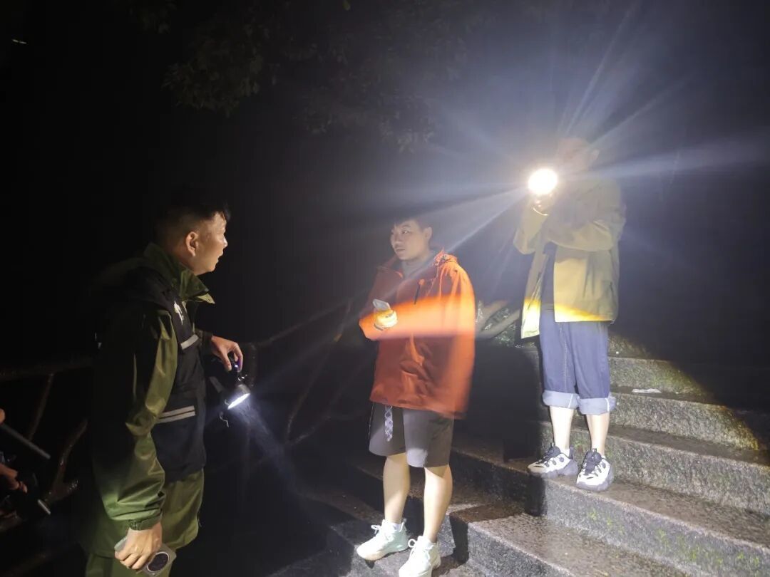 网格员夜间巡逻遇到游客求助