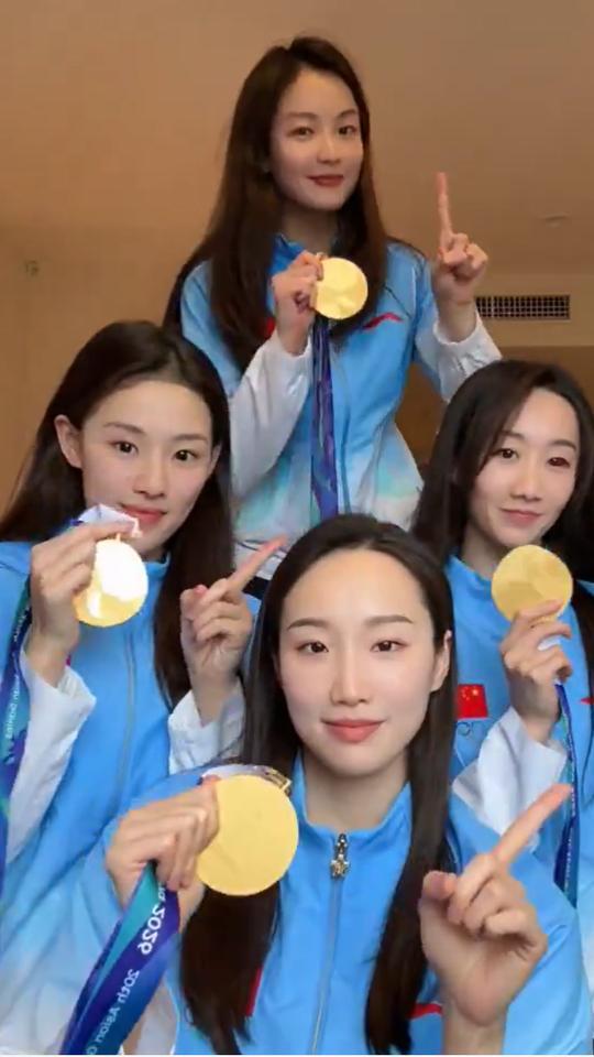 没看够：花游4姐妹，凭硬实力拿夺金就该尽情庆祝