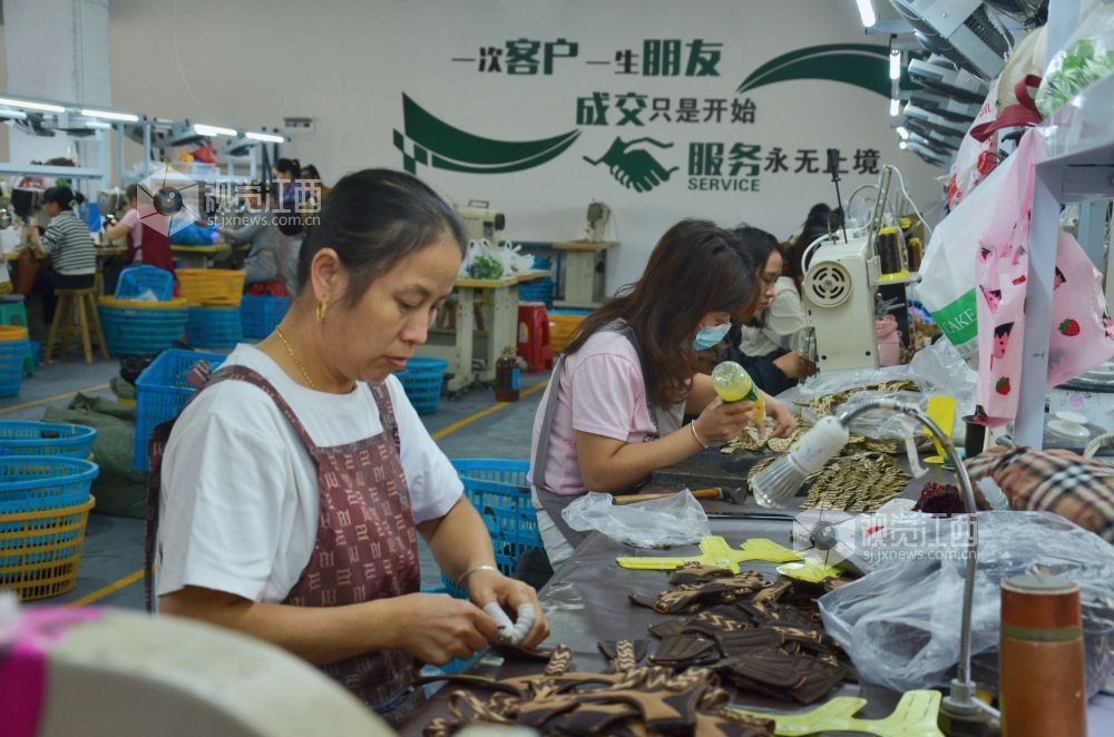 10月9日,江西省永新县禾川镇红火鞋厂“微车间”里,工人正忙着赶制鞋类订单。