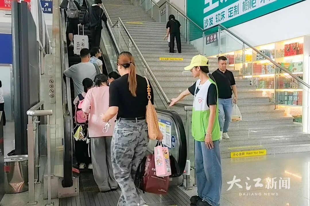 漳州站志愿者在电梯旁引导旅客有序乘梯。陈柯添 摄