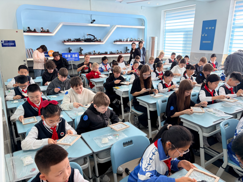 俄方学生与中国学生一同进行非遗体验