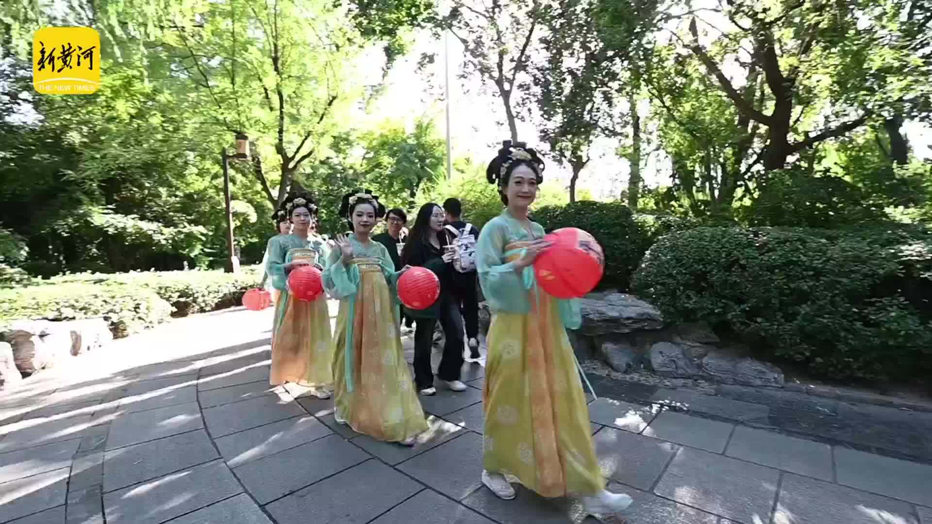 大明湖畔“灯笼舞韵”醉游人