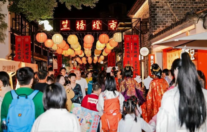 南京市秦淮区,熙南里街区第七届笪桥灯市人流如织。