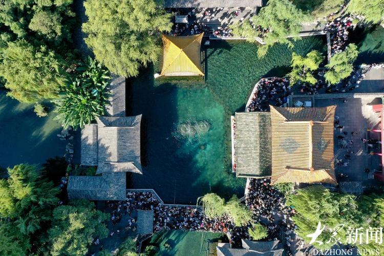 10月4日上午,趵突泉景区游人如织,各地游客前来观赏名泉胜景。