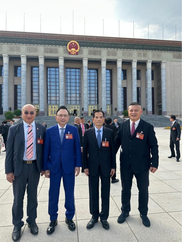 黄国平应邀出席国庆招待会
