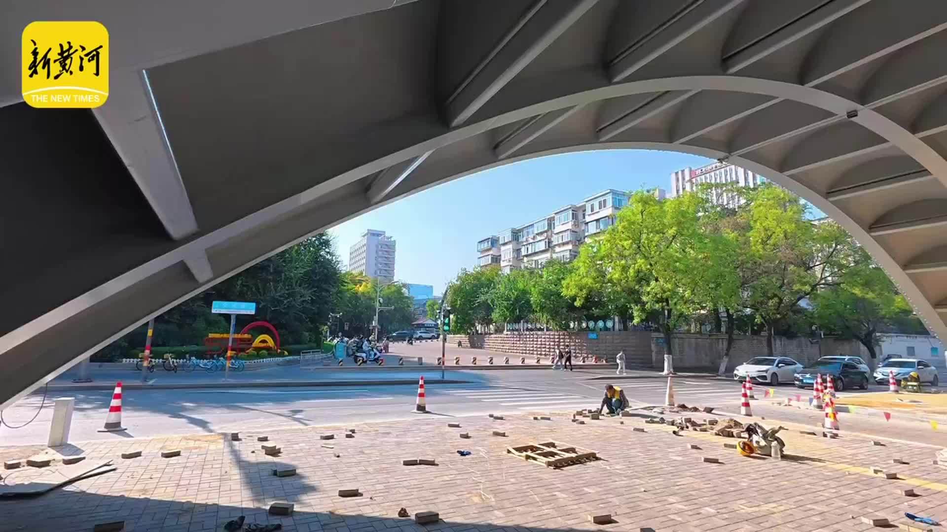 济南纬二路跨铁路天桥改造 桥拱顶部显露全貌道路恢复通行