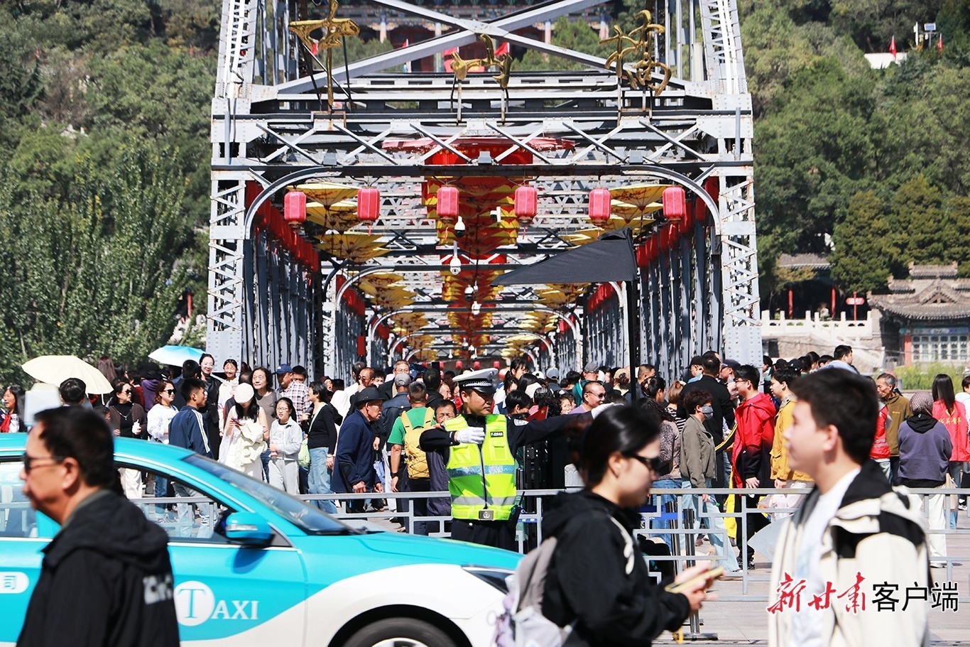 国庆假期,中山桥人流如织。图:新甘肃·甘肃日报记者 裴强 摄