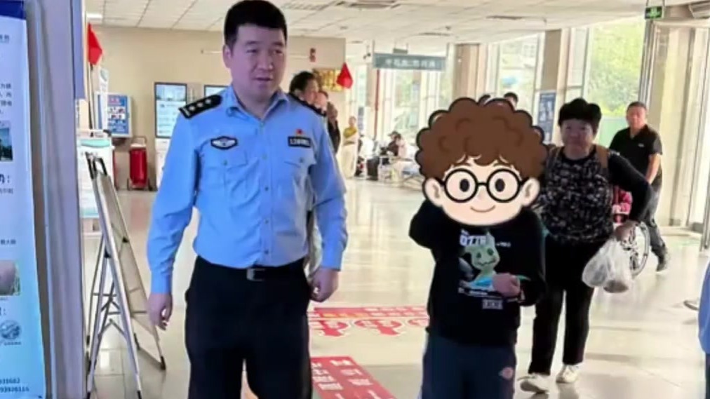马蜂蜇伤小游客　“警”急时刻他们出手了