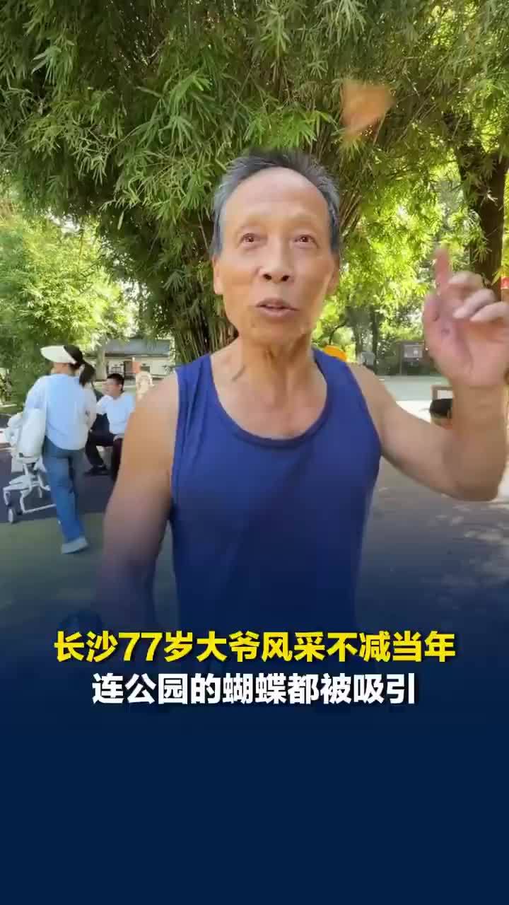 77岁大爷一口气做25个双杠臂屈伸
