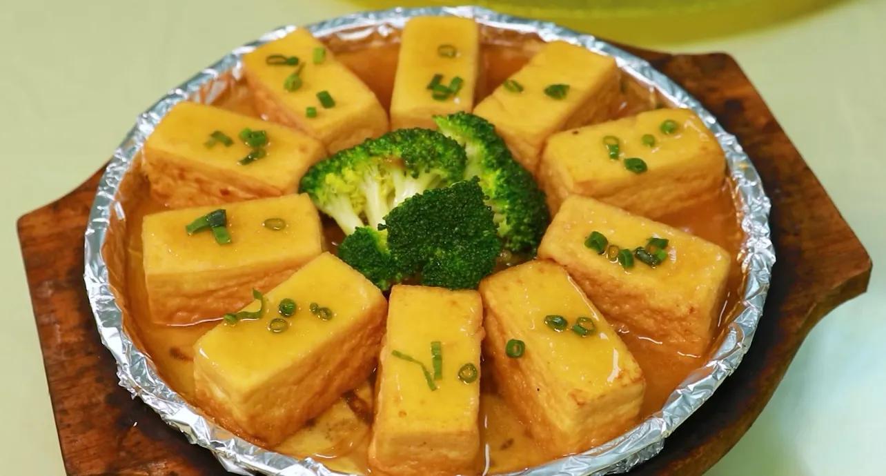 柴火烹烧鹅，乡味暖街巷——广东《今日岭南》走进东莞桂姐荔枝柴烧鹅