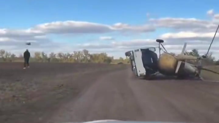俄罗斯皮卡试图运送一架米-2直升机，网友：飞机咋上去的？