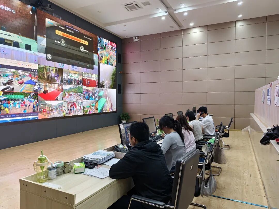 旅游373工作人员接听游客电话