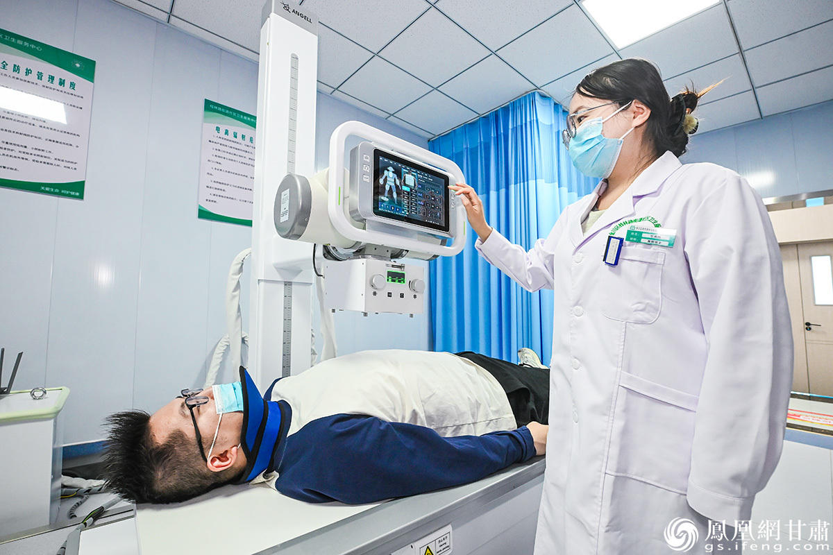 在桂林路街道社区卫生服务中心，医务人员为患者进行腹部透视检查。