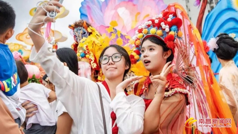 南昌绳金塔庙会国庆假期客流72.96万人次 同比上升65%(图)
