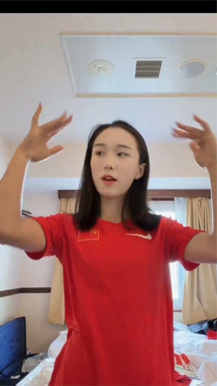 陈妤颉短跑天赋没的说，随手这两下跳舞，也见功底