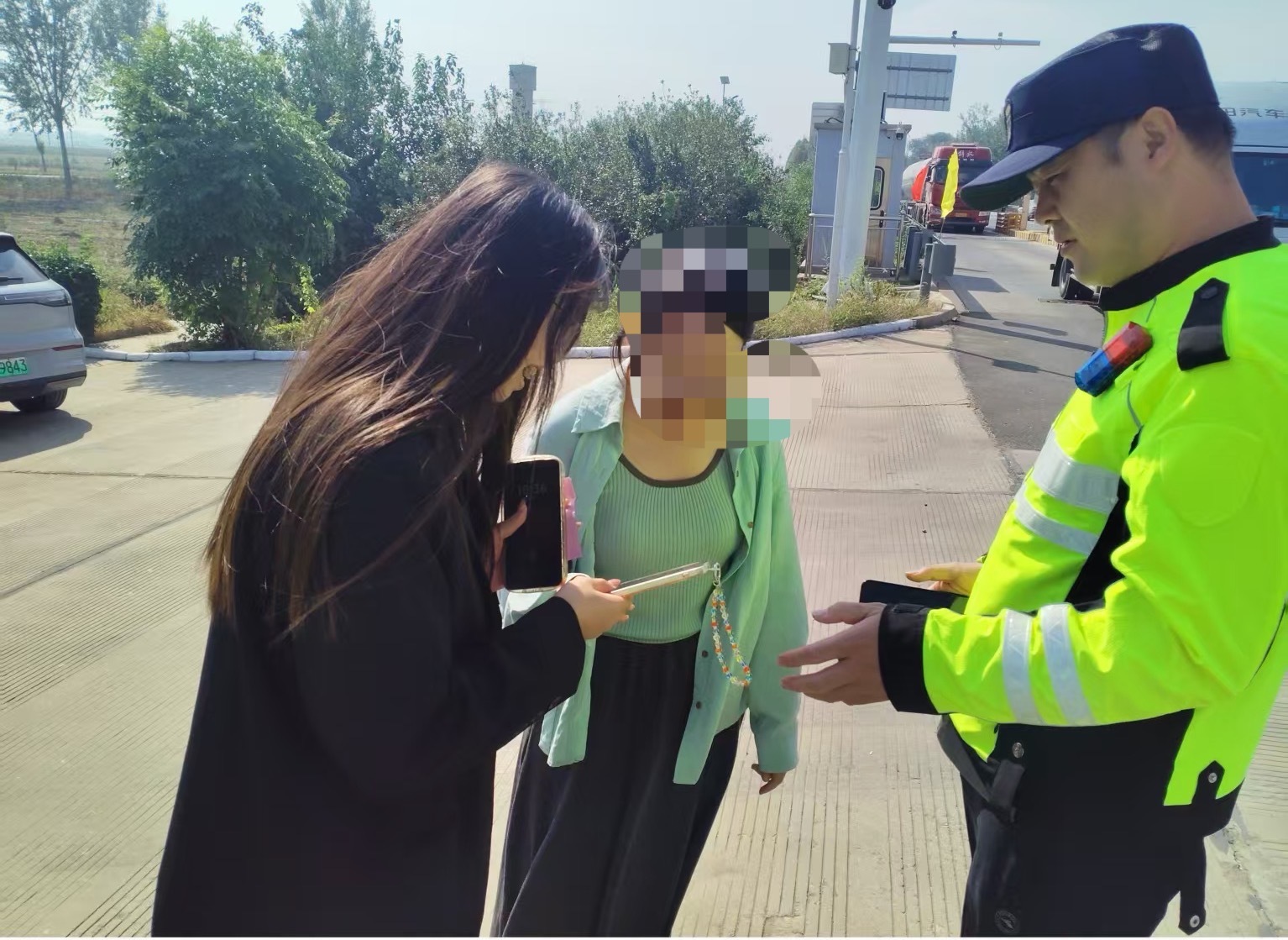 河北高速集团青银分公司赵村收费站:暖心接力,帮助司机找回遗失手机