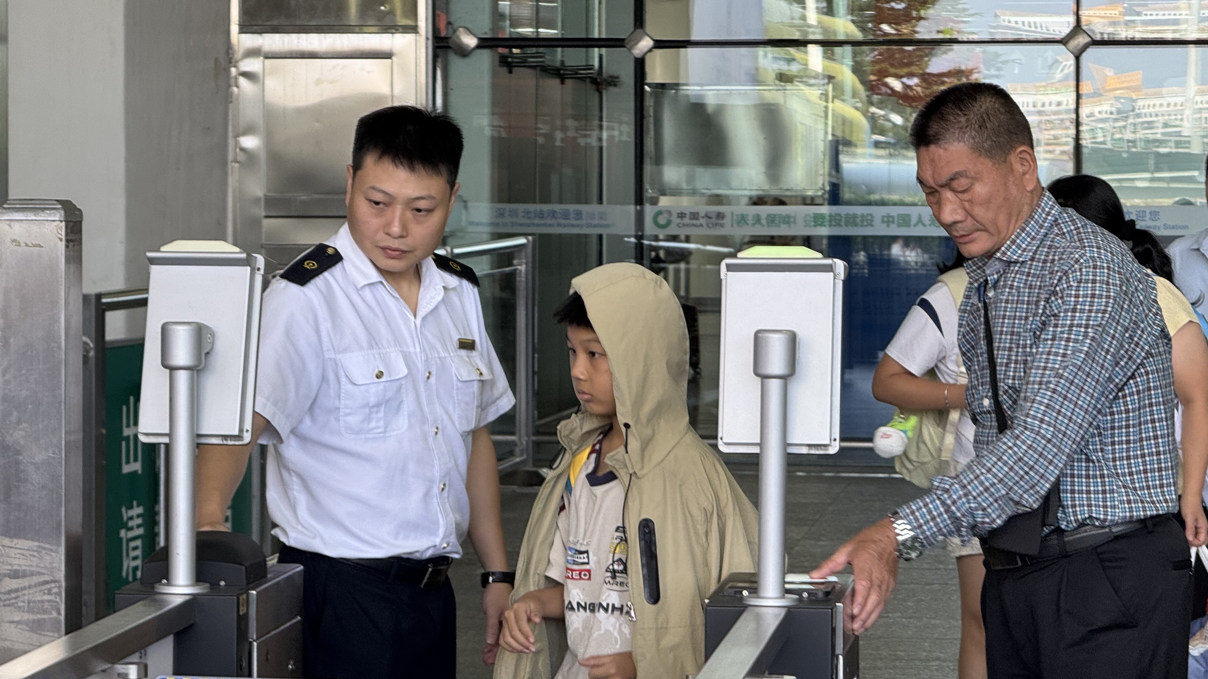 双节鏖战两破纪录! 深圳北站这群人,昼夜坚守护航归途