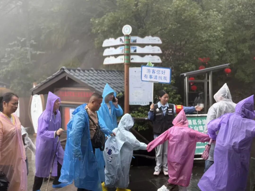 网格员指引游客