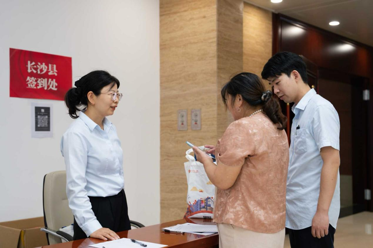 筑牢贵金属行业防线 守护金融安全底线 ——建行长沙河西支行协办贵金属和宝石行业反洗钱、反电诈宣传活动