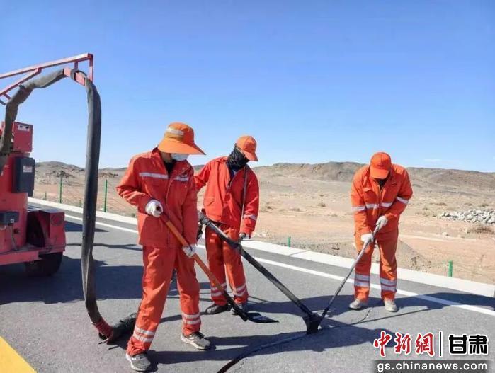 图为在这条边境线上，酒泉公路事业发展中心马鬃山公路段红石山养护工区的24名养路工人扎根于此，默默守护着这条交通要道。酒泉市融媒体中心供图