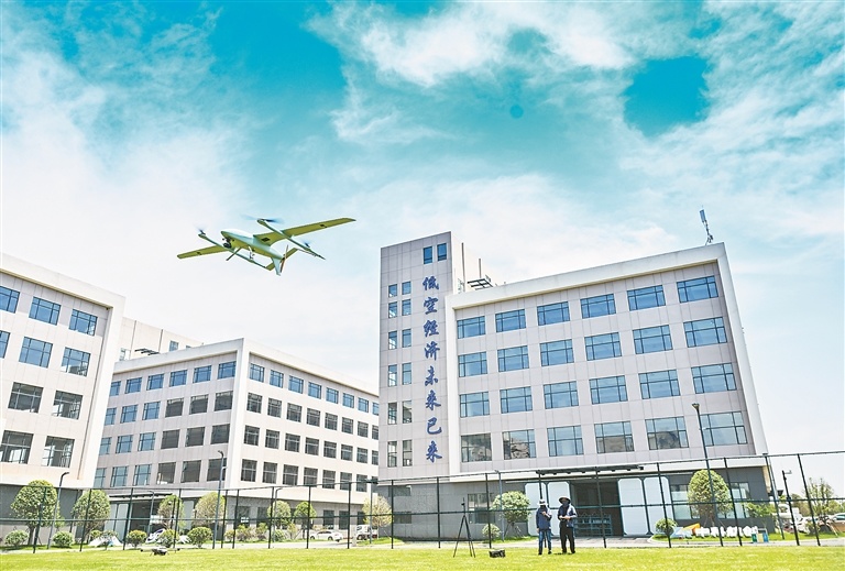 共青城市低空经济产业制造中心航空器测试基地，工程师正在测试无人机产品性能。江西日报全媒体首席记者 李劼摄
