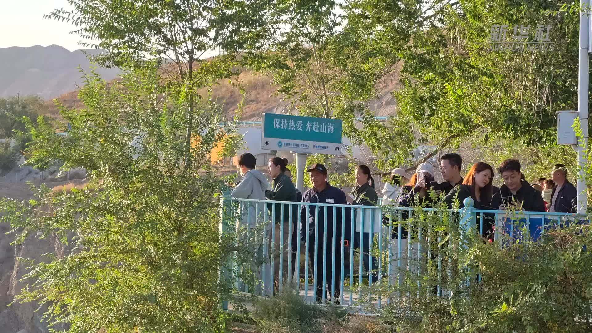 国庆赏秋 新疆肯斯瓦特迎来客流高峰